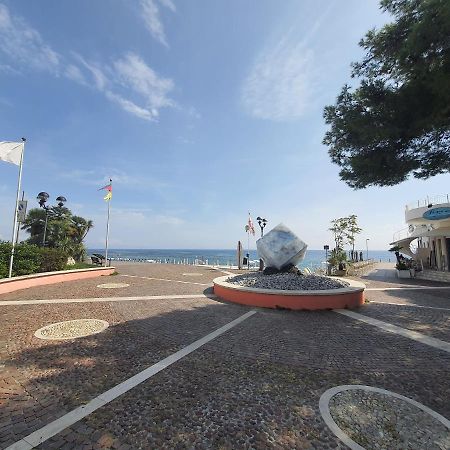 Appartamento In Centro A 30M Dal Mare Spotorno Exterior photo