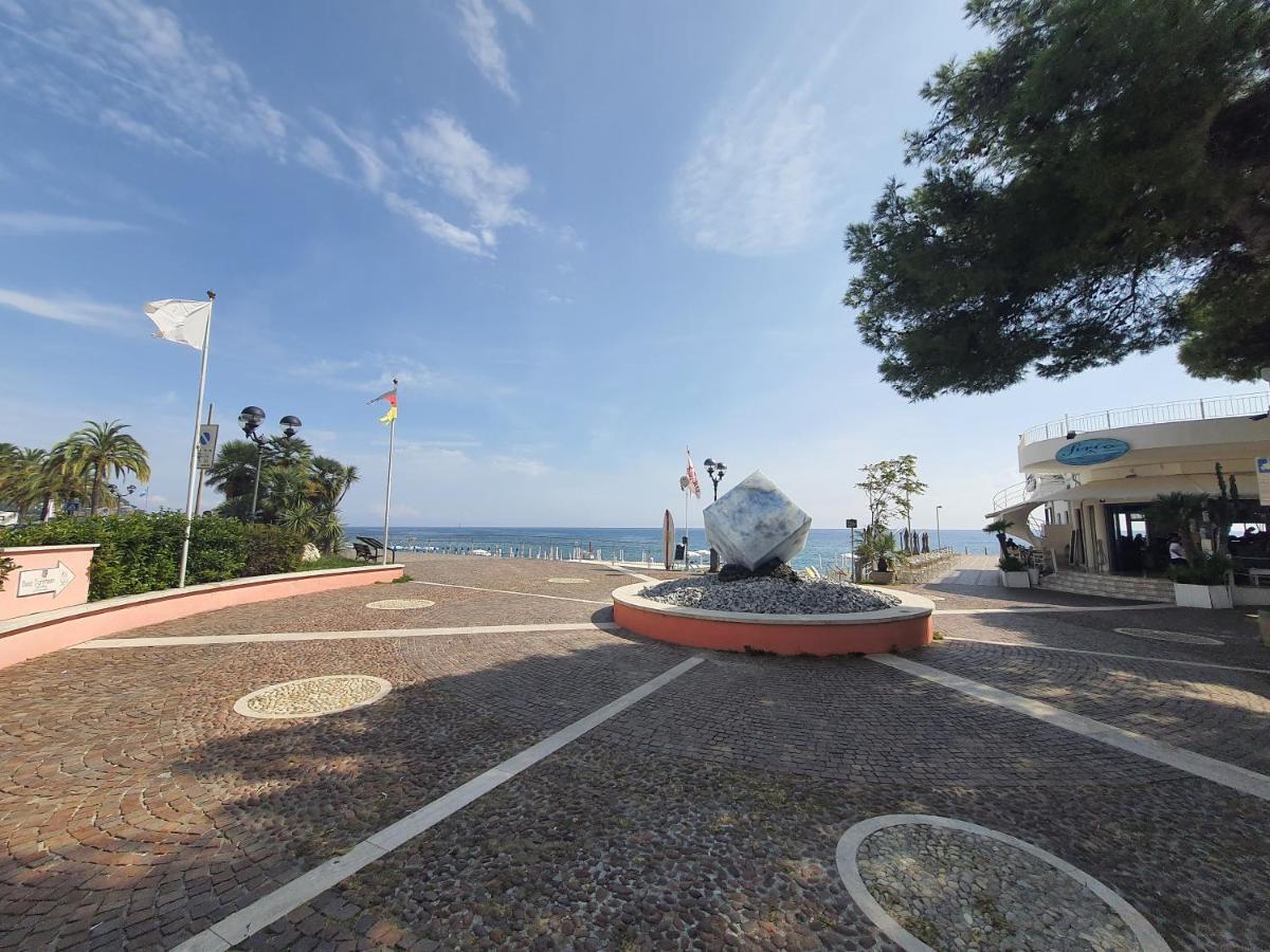 Appartamento In Centro A 30M Dal Mare Spotorno Exterior photo